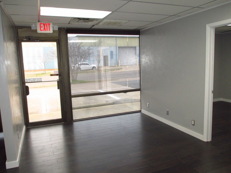 More Photos Of 1018 W Main St, Arlington Office For Lease