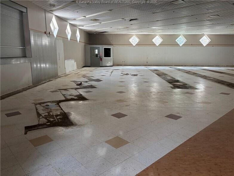 More Photos Of 173 Main St, Clay Drugstore For Lease
