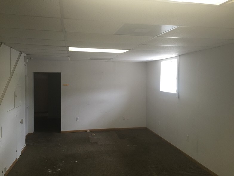 More Photos Of 331 Miller St, Benton Harbor Warehouse For Lease