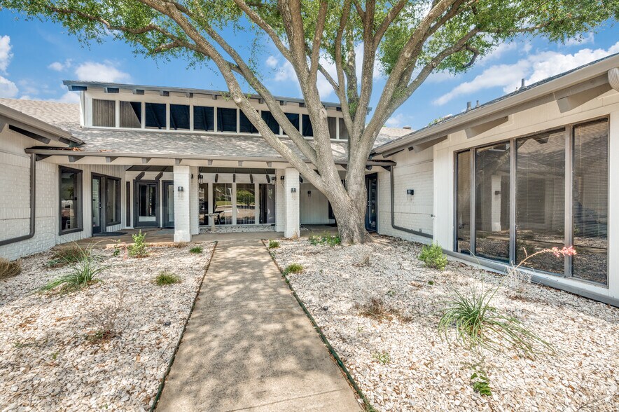 More Photos Of 1725 Cimarron Trl, Hurst Medical For Lease