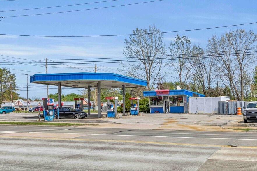 Primary Photo Of 15387 Pearl Rd, Strongsville Service Station For Sale