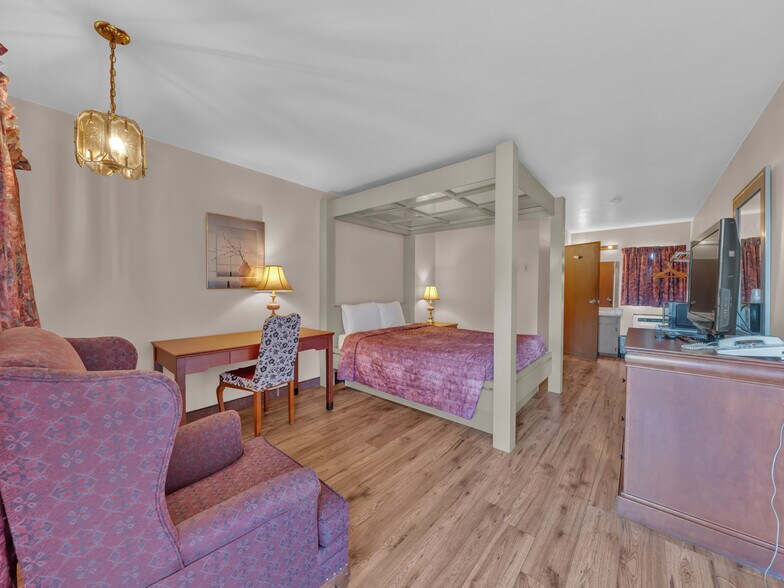 More Photos Of 2889 Howard Av, Windsor Hotel For Sale