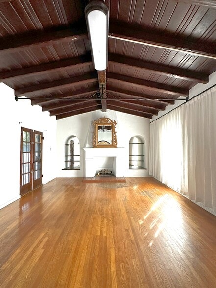 More Photos Of 10623 Riverside Dr, North Hollywood Office For Lease