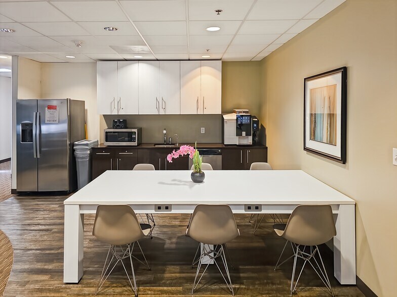 More Photos Of 200 Continental Dr, Newark Coworking Space