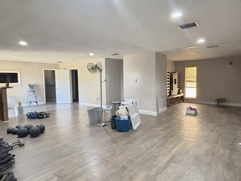 More Photos Of 1806 E 50th St, Texarkana Flex For Sale