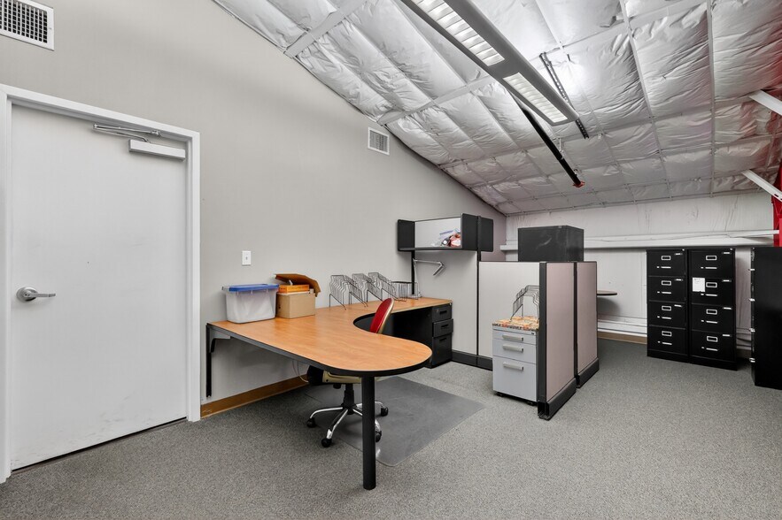 More Photos Of 2721 Pemberton Dr, Apopka Warehouse For Lease