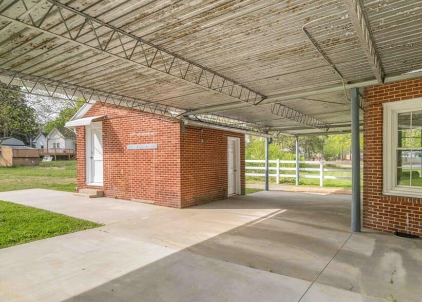 More Photos Of 511 James St, Burlington Religious Facility For Sale