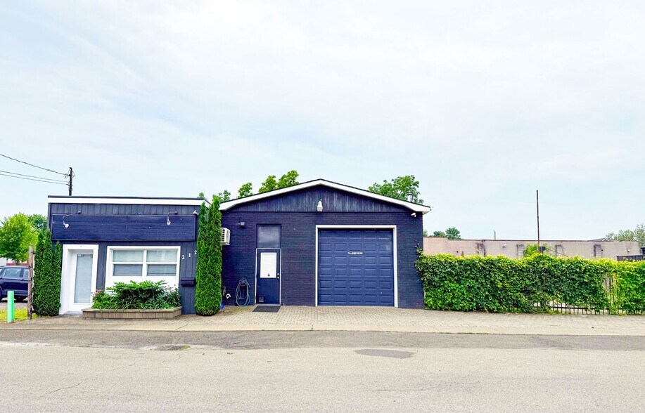 Primary Photo Of 212 Mellanby Av, Port Colborne Flex For Sale