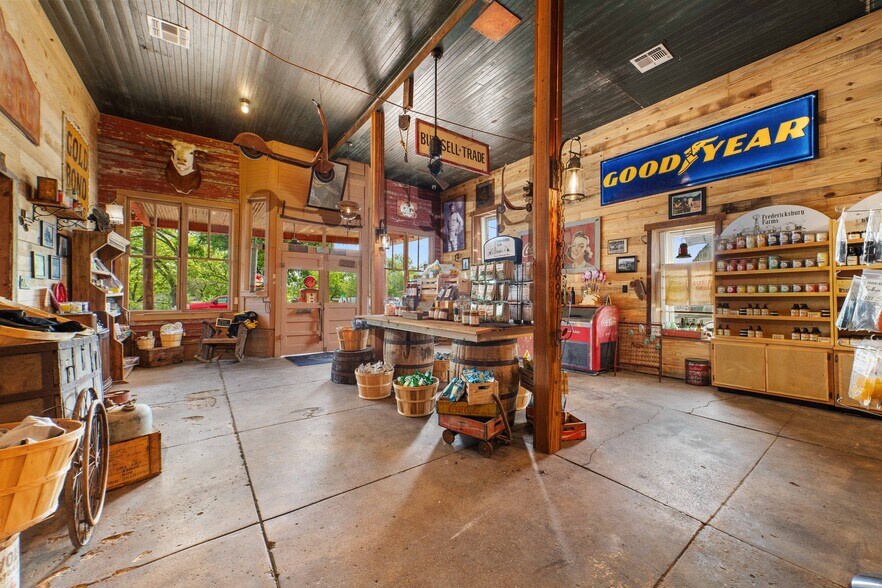 More Photos Of 622 Main st, Blanket Storefront Retail Office For Sale