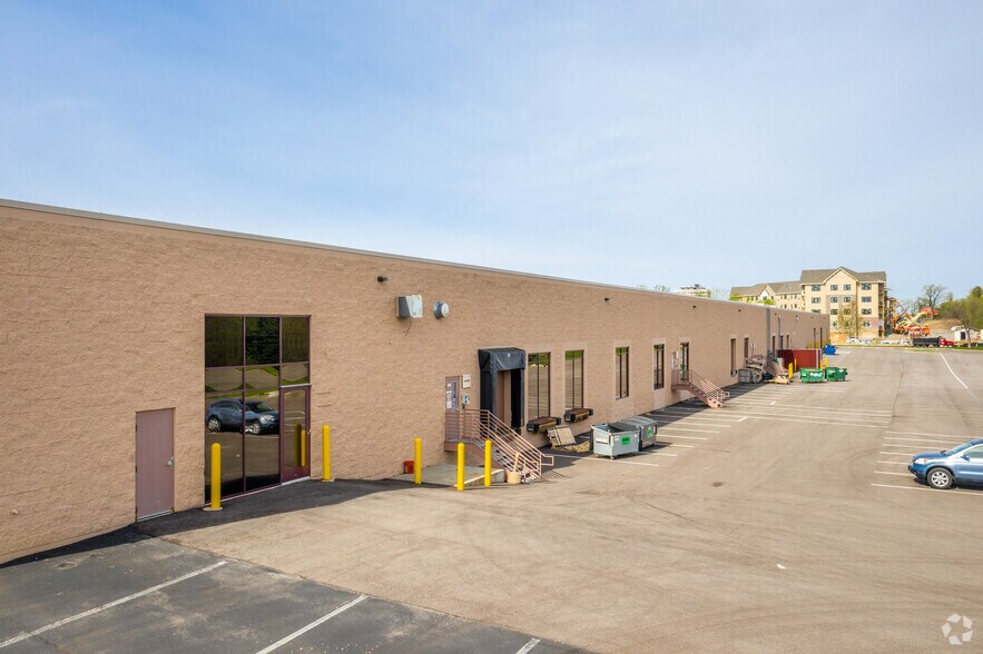 More Photos Of 1020 Discovery Rd, Eagan Showroom For Lease