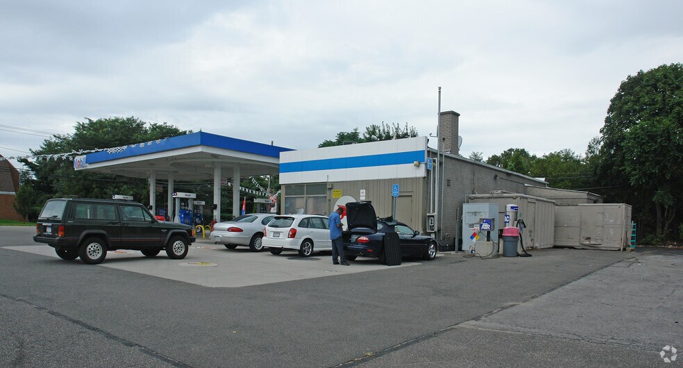 More Photos Of 950 Carmans Rd, Massapequa Park General Retail For Lease