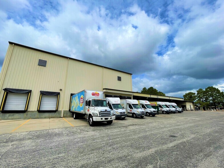 More Photos Of 3440 Black & Decker, Hope Mills Distribution For Lease