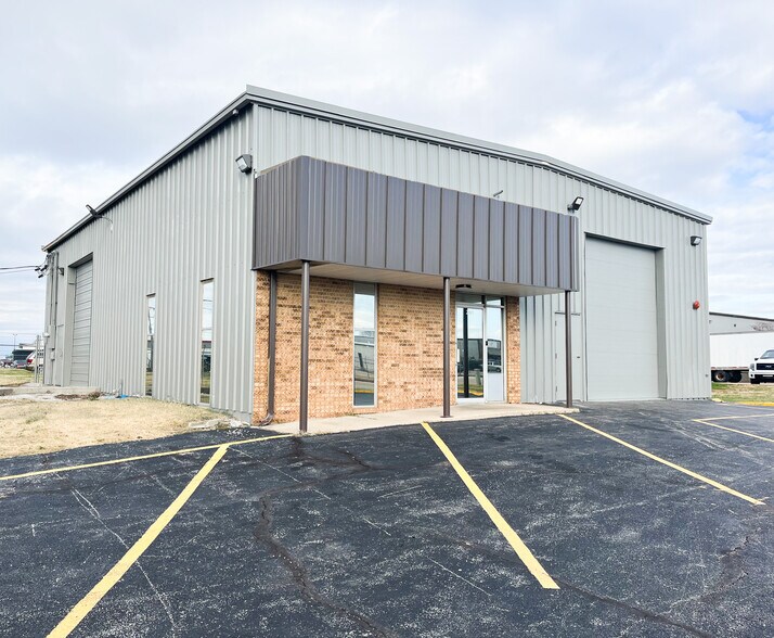 Primary Photo Of 2465 E Jean St, Springfield Auto Repair For Lease
