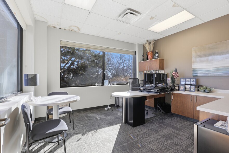 More Photos Of 3911 Castlevale Rd, Yakima Office For Lease