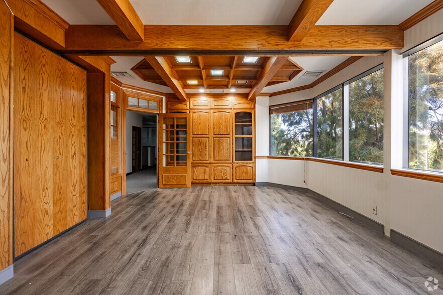 More Photos Of 15650 Devonshire St, Granada Hills Office For Lease