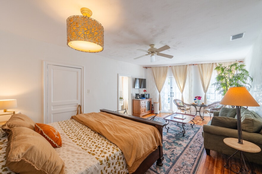 More Photos Of 530-536 S Pineapple Ave, Sarasota Storefront Retail Residential For Sale