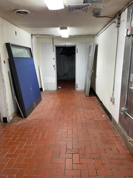 More Photos Of 505 W Murdock Ave, Oshkosh Storefront Retail Office For Lease