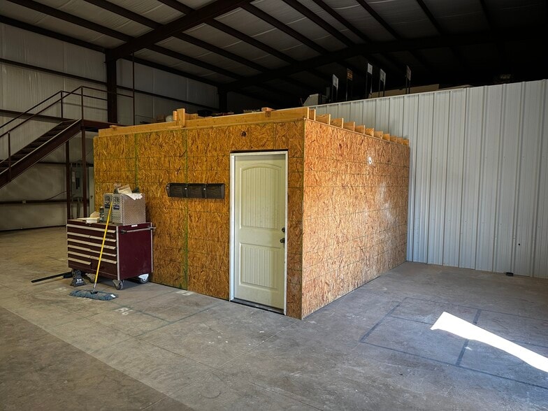 More Photos Of 4200 County Road 72 rd, Midland Warehouse For Lease