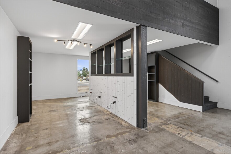 More Photos Of 1895 E Main St, Ventura General Retail For Sale