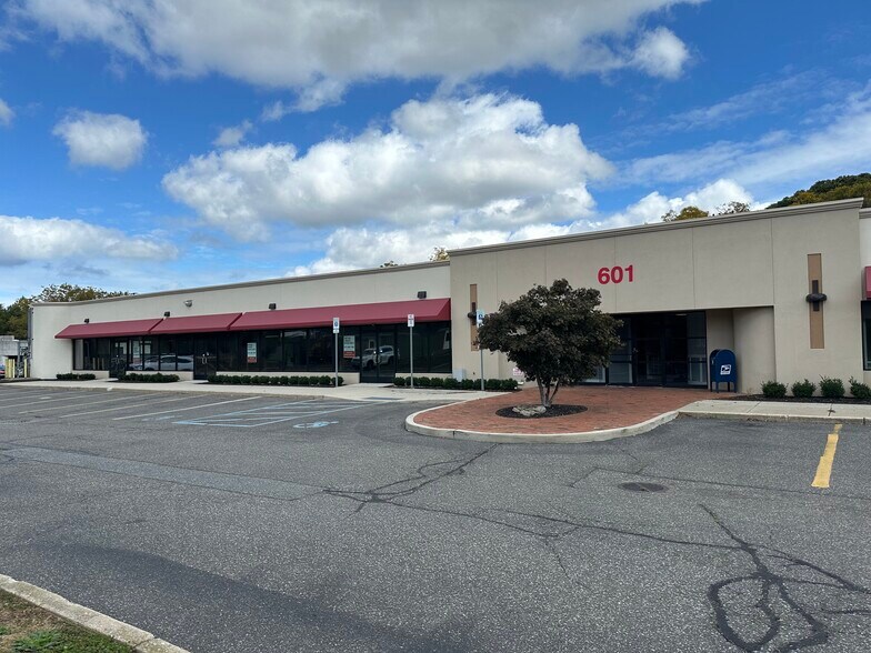 More Photos Of 601 Veterans Memorial Hwy, Hauppauge Storefront For Lease