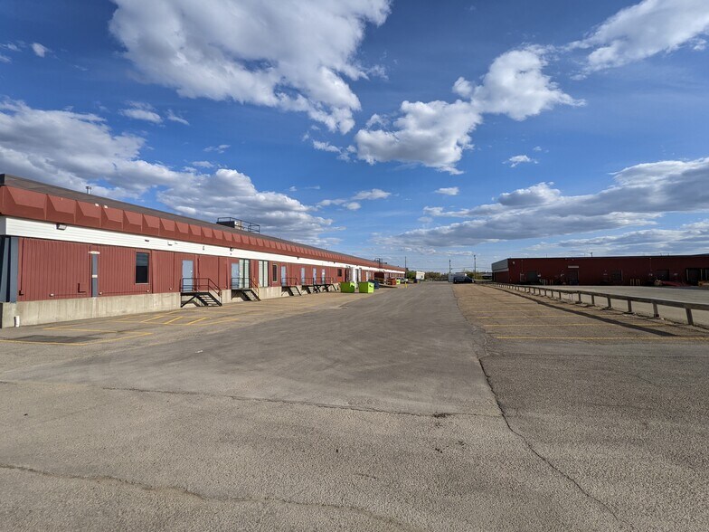 More Photos Of 11606-11642 149th St NW, Edmonton Showroom For Lease