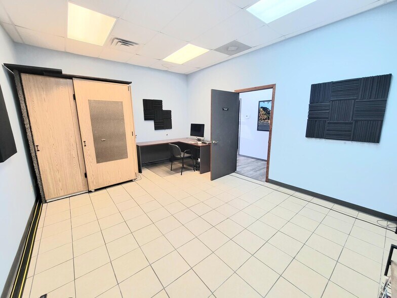 More Photos Of 1110 Arrowhead Ct, Crown Point Flex For Lease