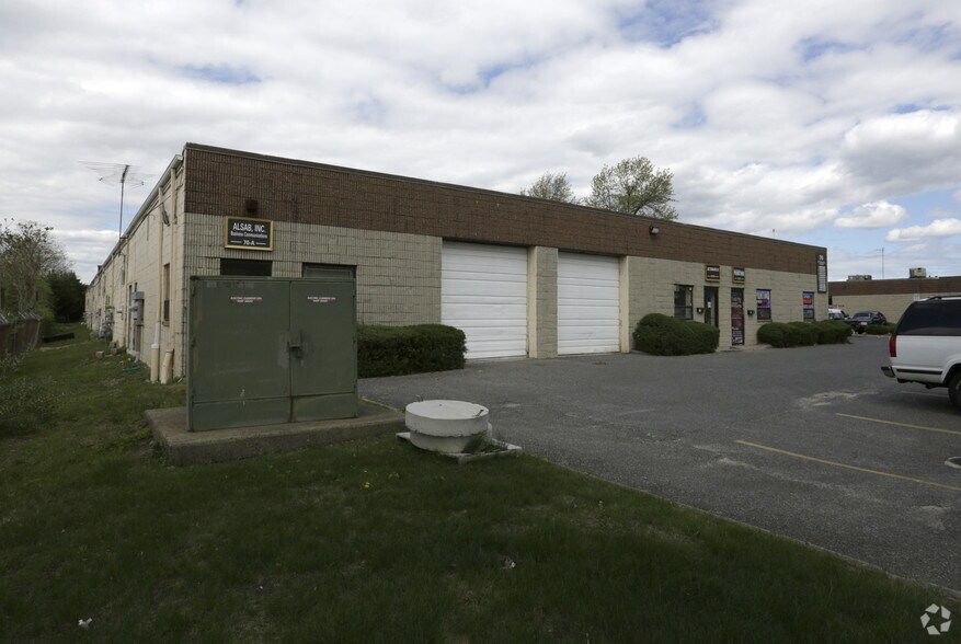 More Photos Of 70 Corbin Ave, Bay Shore Warehouse For Lease