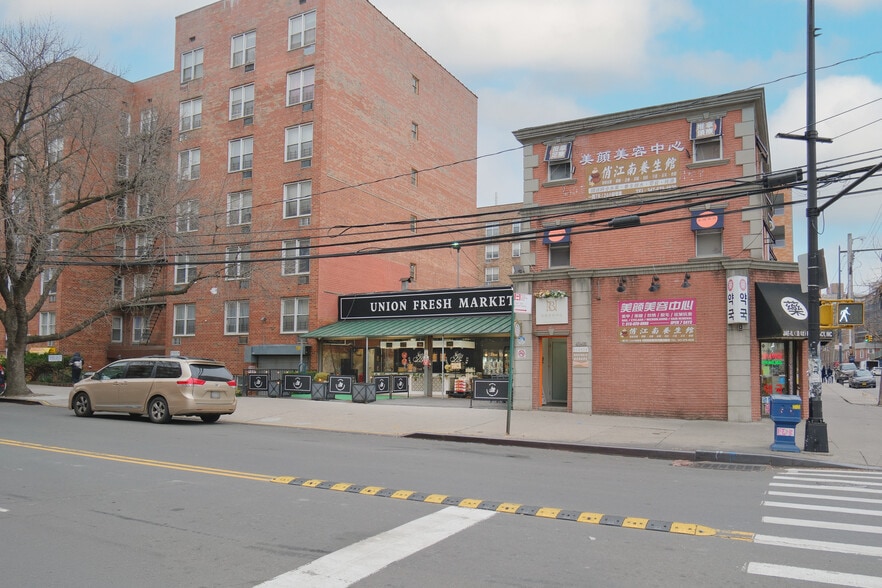 More Photos Of 14206 41st Ave, Flushing Supermarket For Lease