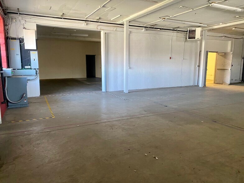 More Photos Of 31 DiCarolis Ct, Hackensack Warehouse For Lease