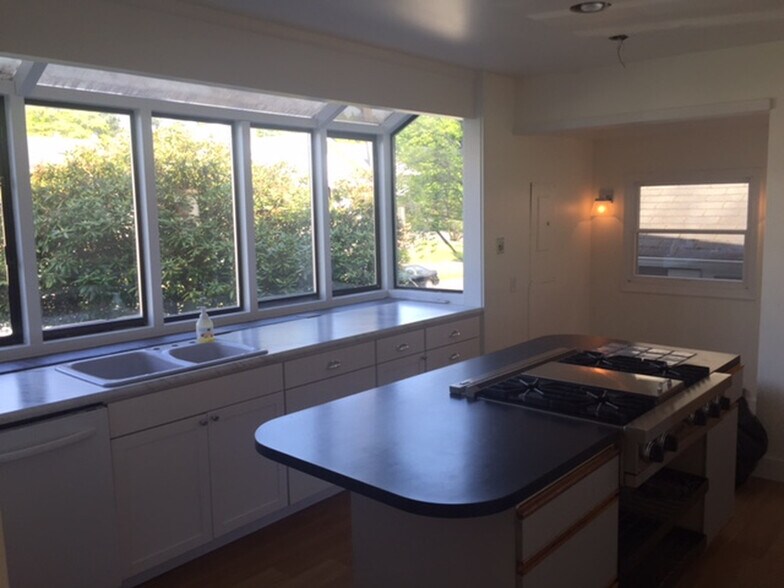 More Photos Of 1302 N 49th St, Seattle Apartments For Sale