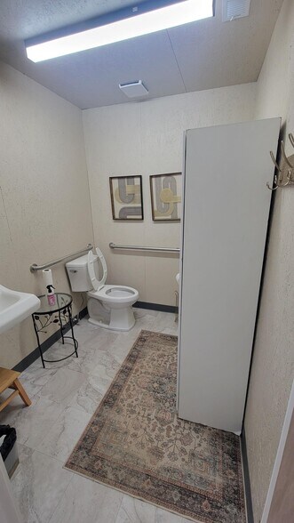 More Photos Of 207 Middle St, Greenwood Warehouse For Lease