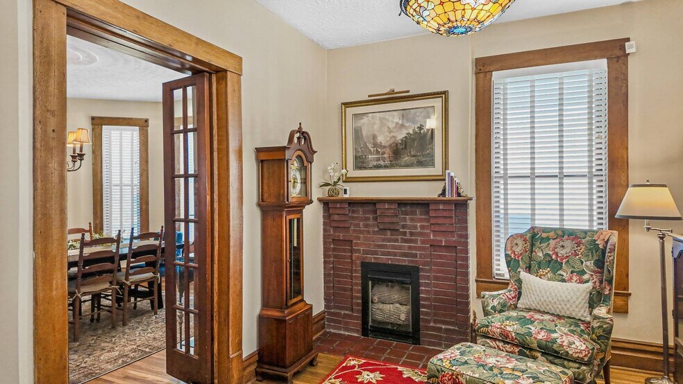 More Photos Of 323 Ballengee St, Hinton Office For Sale