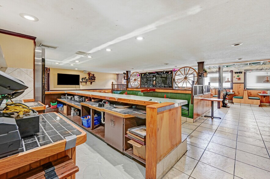 More Photos Of 300 N Cocoa Blvd, Cocoa Restaurant For Lease