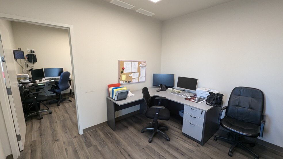 More Photos Of 1075 36 St N, Lethbridge Warehouse For Sale