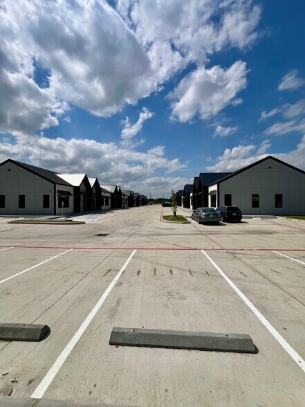 More Photos Of 1325 Main St, Katy Office For Sale