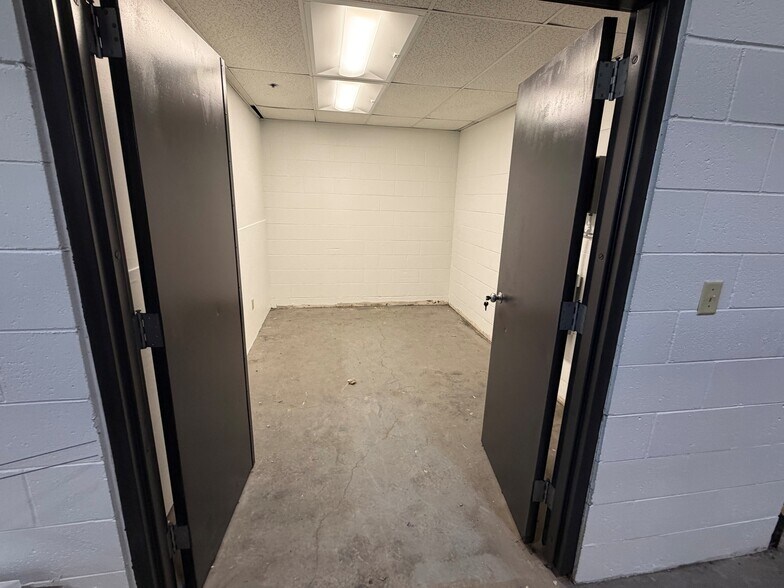 More Photos Of 5500 N Lovers Lane Rd, Milwaukee Distribution For Lease