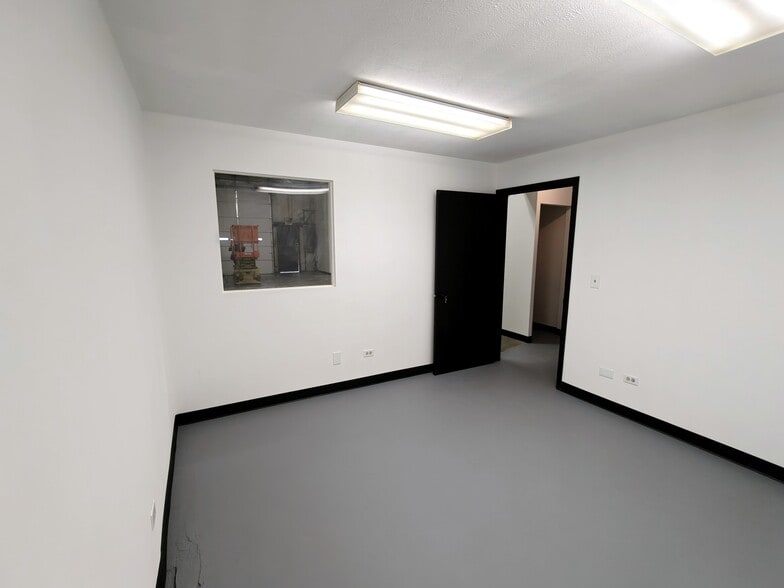 More Photos Of 2404 Spring Ridge Rd, Spring Grove Warehouse For Lease