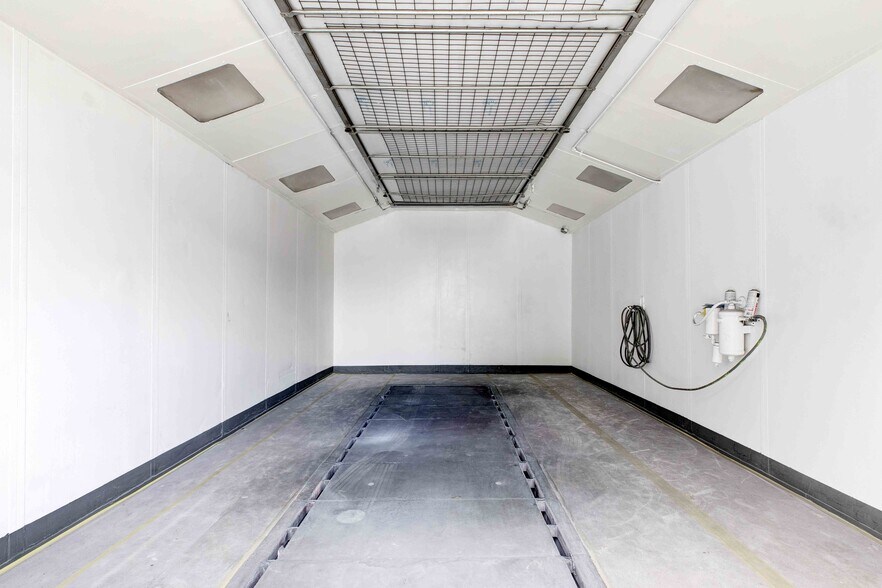 More Photos Of 14723 Aetna St, Van Nuys Auto Repair For Sale