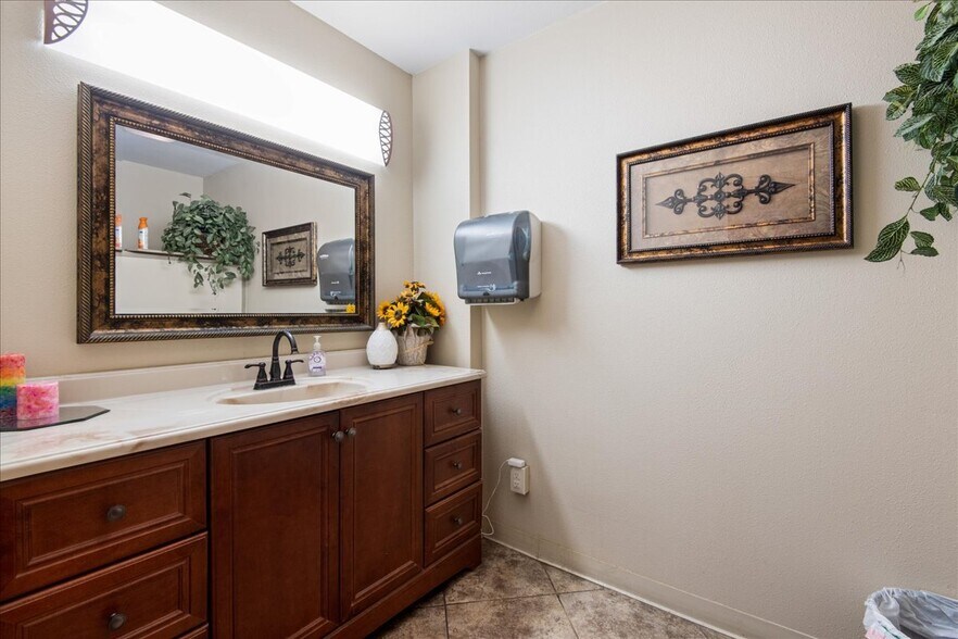 More Photos Of 110 N Cascade St, Kennewick Flex For Sale