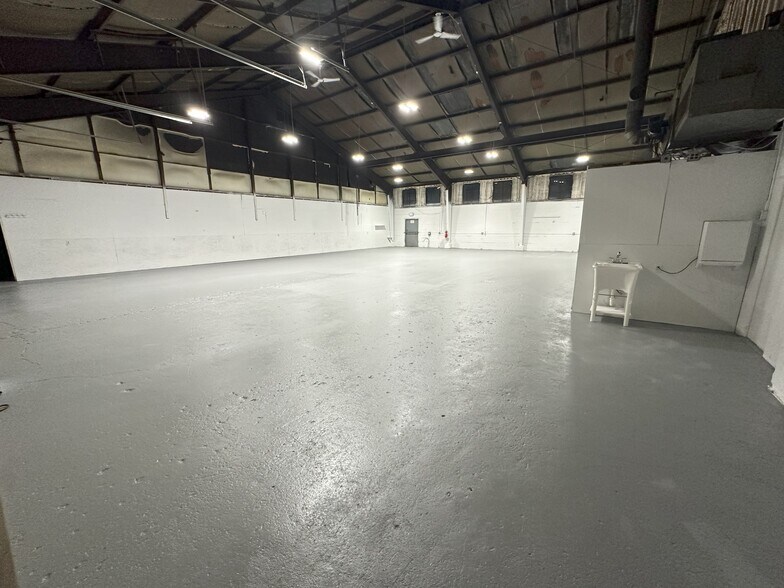 More Photos Of 125 Middle Country Rd, Coram Warehouse For Lease