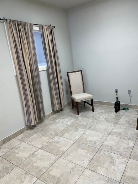 More Photos Of 3100 Scott Dr, Austin Light Distribution For Lease