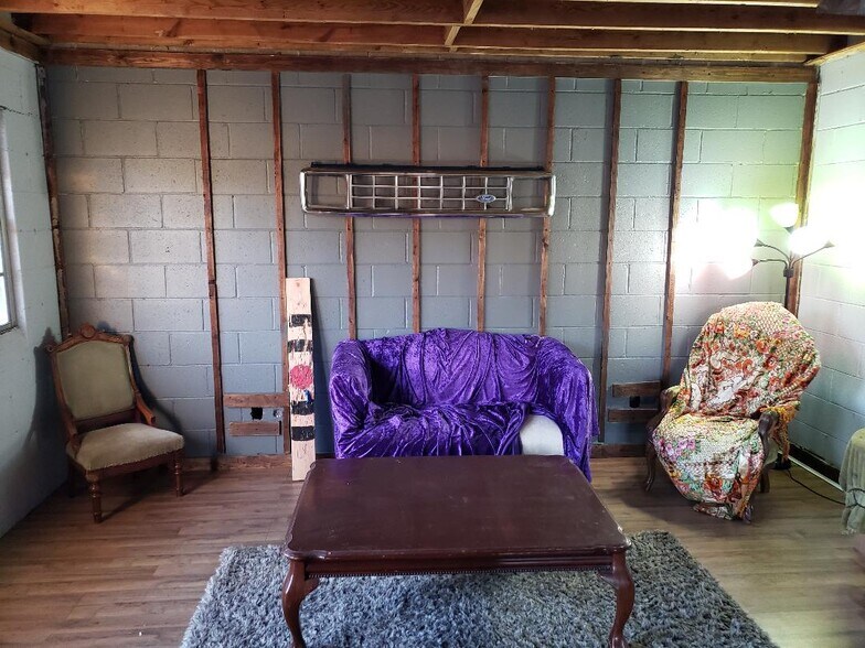 More Photos Of 626 W Carolina Ave, Hartsville Showroom For Sale