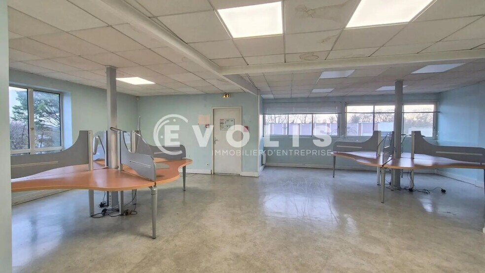 More Photos Of 11 Rue De La Mare Blanche, Noisiel Flex For Lease