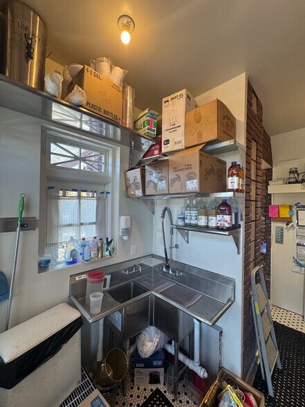 More Photos Of 410 E 37th St, Savannah Freestanding For Lease