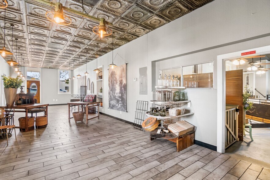 More Photos Of 702 Front St, Comfort Freestanding For Sale