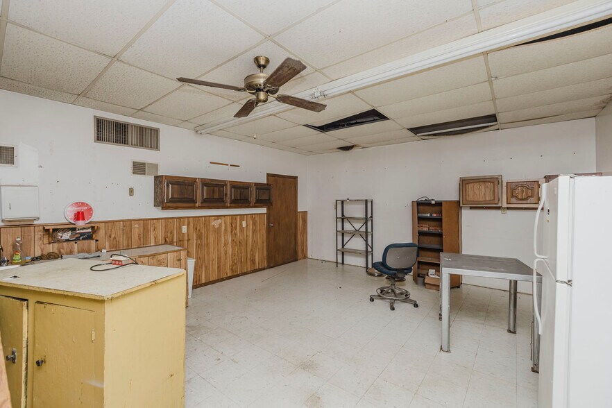 More Photos Of 110 N Poplar St, Hutchinson Warehouse For Sale