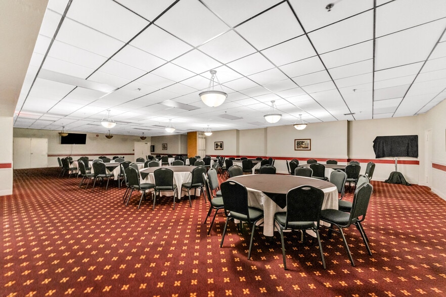 More Photos Of 201 Sugarloaf Rd, Hendersonville Hotel For Sale