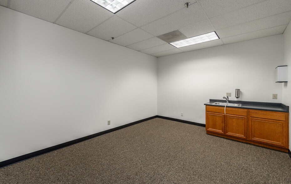 More Photos Of 380-384 Clinton St, Costa Mesa Manufacturing For Lease