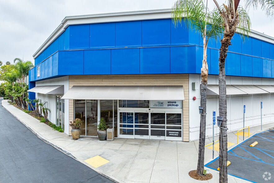 More Photos Of 12555-12565 Ventura Blvd, Studio City Department Store For Lease