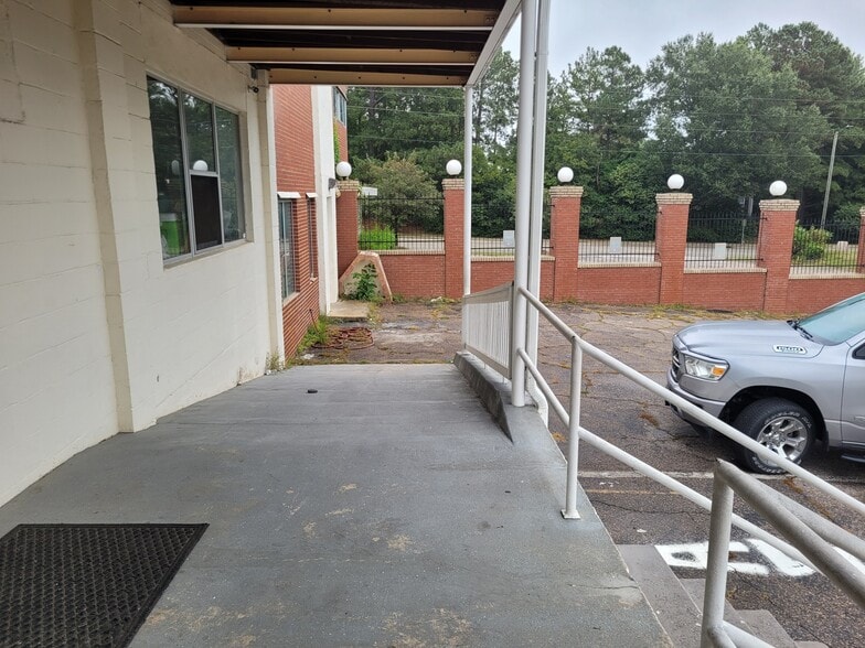 More Photos Of 1512 Garner Rd, Raleigh Warehouse For Lease